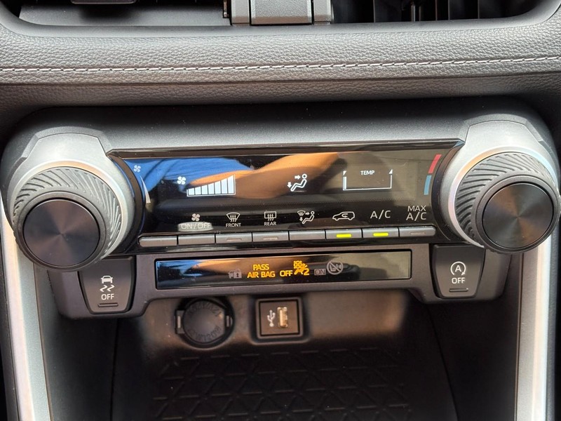 Toyota RAV4 Vehicle Full-screen Gallery Image 23