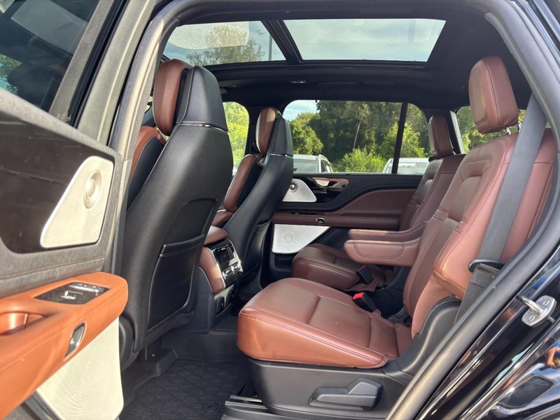 Lincoln Aviator Vehicle Full-screen Gallery Image 13