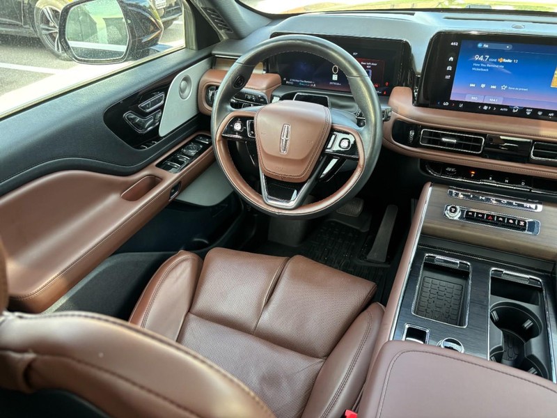 Lincoln Aviator Vehicle Full-screen Gallery Image 14