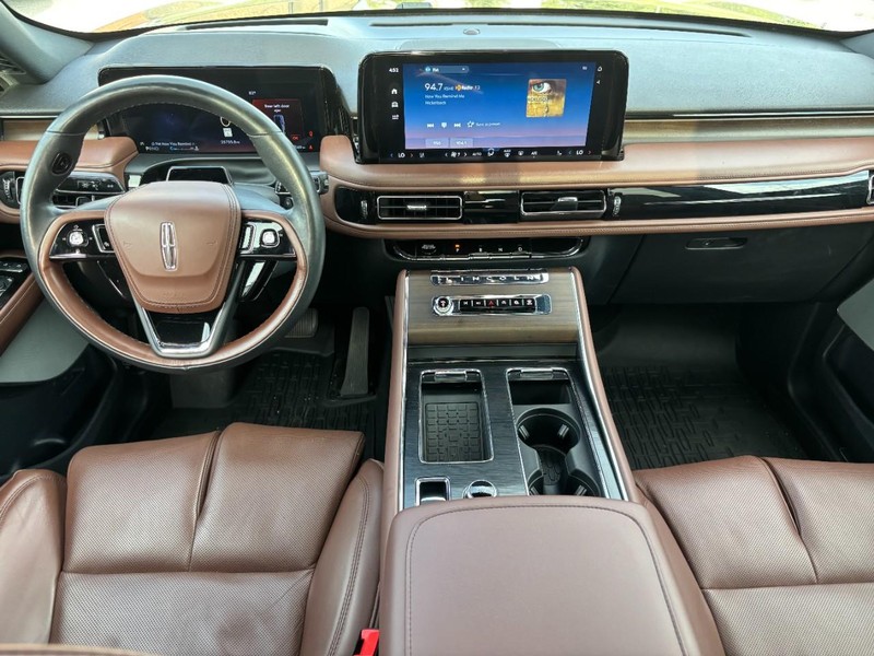 Lincoln Aviator Vehicle Full-screen Gallery Image 15