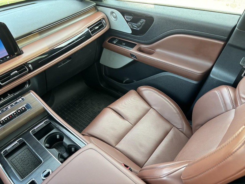 Lincoln Aviator Vehicle Full-screen Gallery Image 16