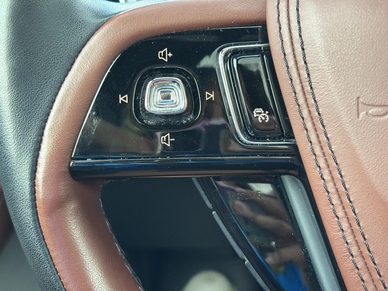 Lincoln Aviator Vehicle Full-screen Gallery Image 19