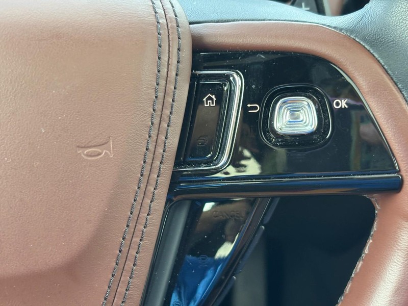 Lincoln Aviator Vehicle Full-screen Gallery Image 20