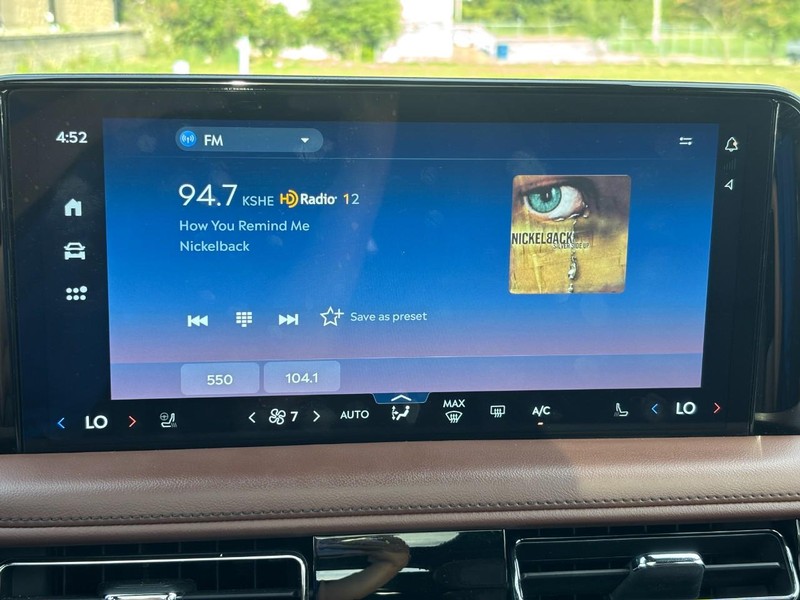 Lincoln Aviator Vehicle Full-screen Gallery Image 22