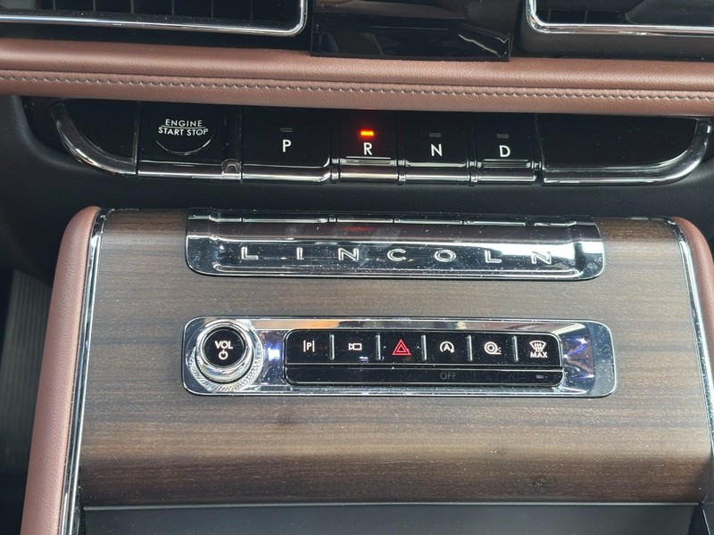 Lincoln Aviator Vehicle Full-screen Gallery Image 25