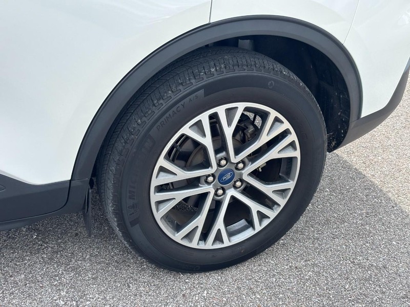 Ford Escape Vehicle Full-screen Gallery Image 11