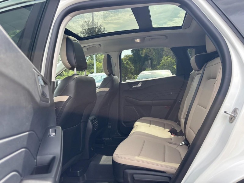 Ford Escape Vehicle Full-screen Gallery Image 12