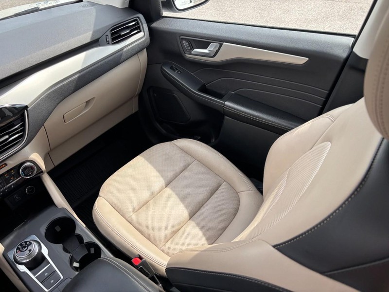 Ford Escape Vehicle Full-screen Gallery Image 15