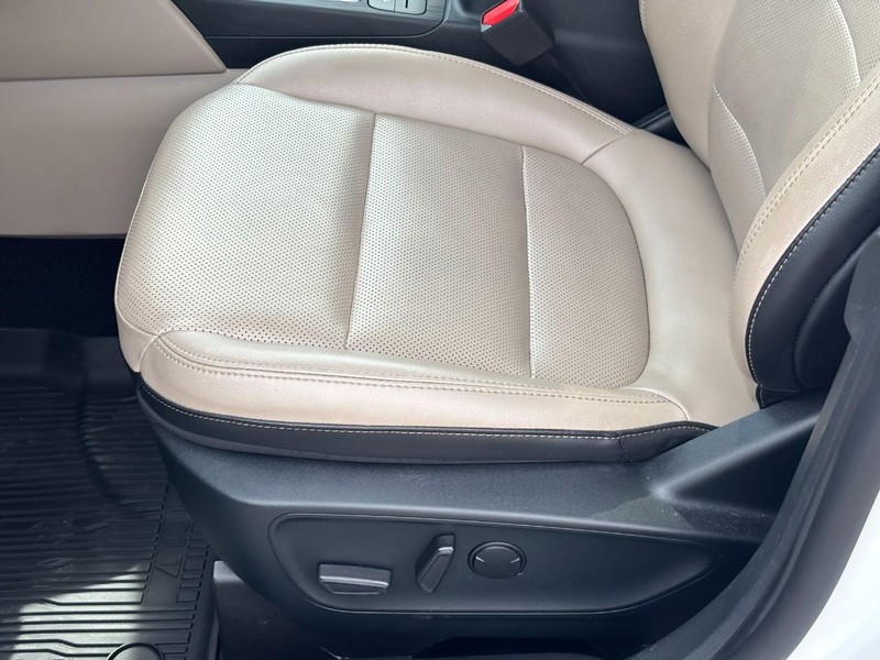 Ford Escape Vehicle Full-screen Gallery Image 16