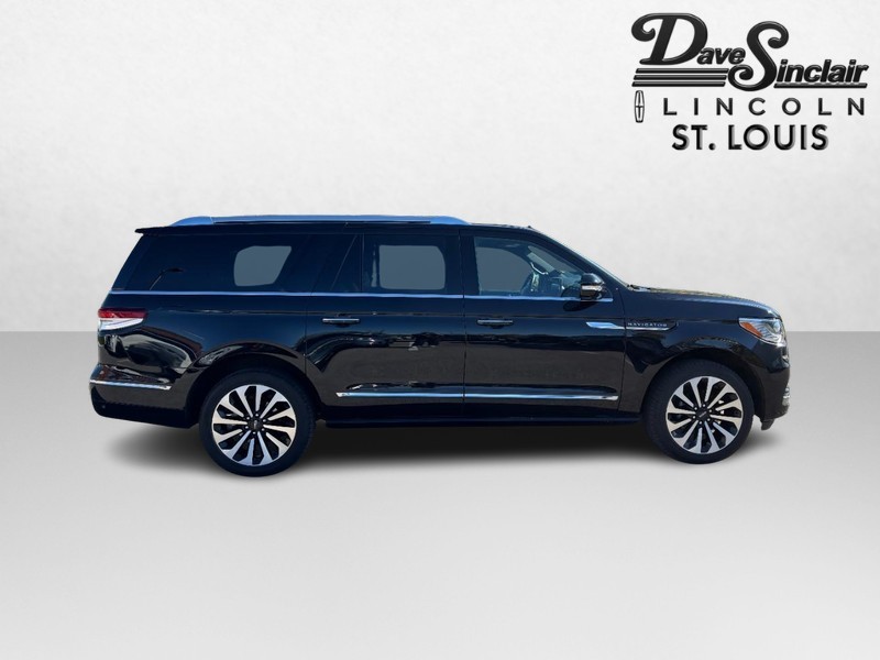 Lincoln Navigator L Vehicle Full-screen Gallery Image 02