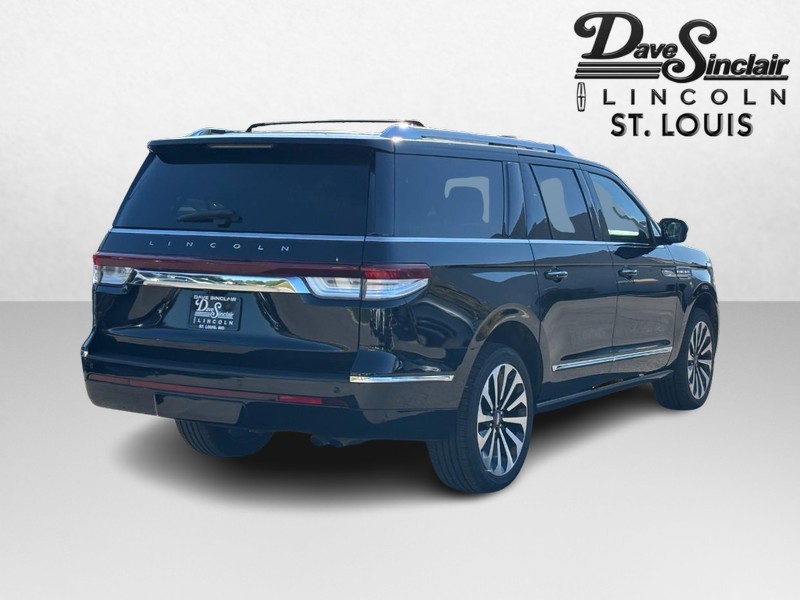 Lincoln Navigator L Vehicle Full-screen Gallery Image 03