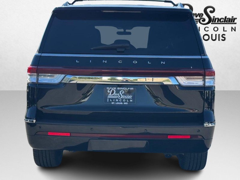 Lincoln Navigator L Vehicle Full-screen Gallery Image 04