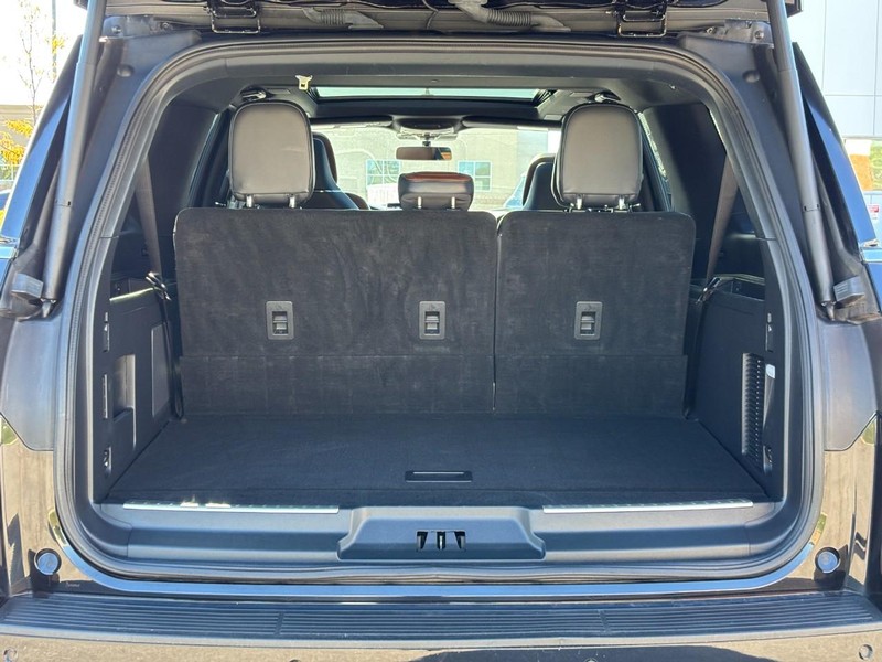 Lincoln Navigator L Vehicle Full-screen Gallery Image 10