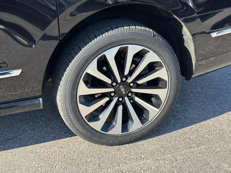 Lincoln Navigator L Vehicle Full-screen Gallery Image 11
