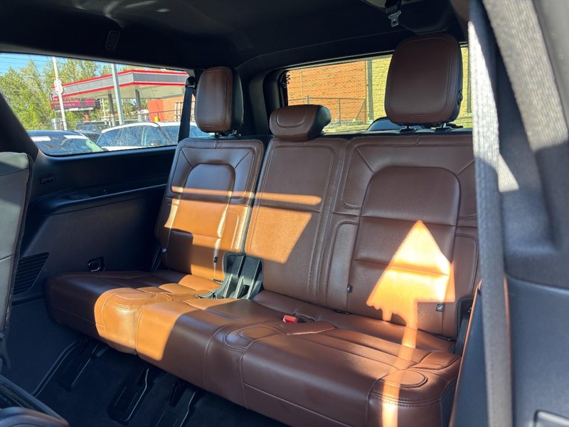 Lincoln Navigator L Vehicle Full-screen Gallery Image 12