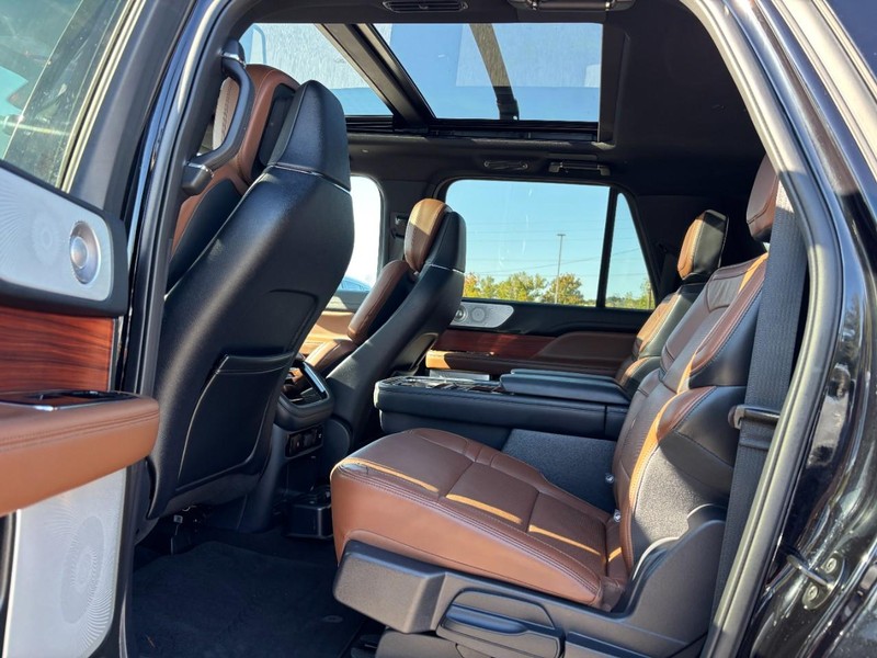 Lincoln Navigator L Vehicle Full-screen Gallery Image 13