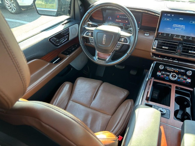 Lincoln Navigator L Vehicle Full-screen Gallery Image 14