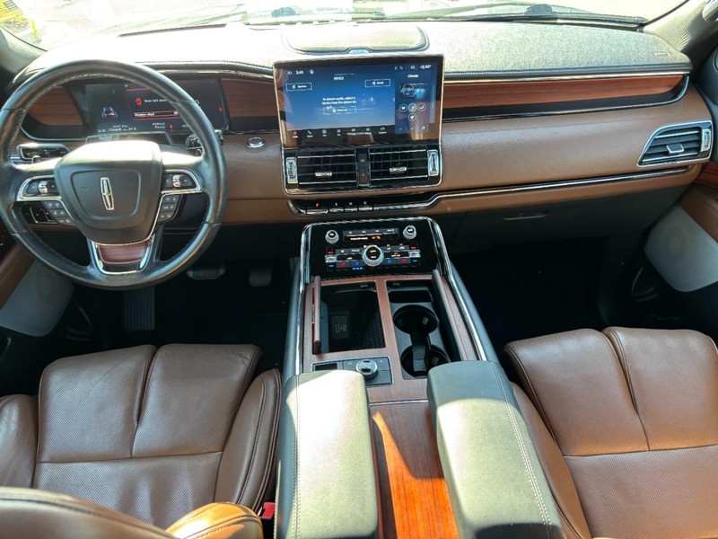 Lincoln Navigator L Vehicle Full-screen Gallery Image 15