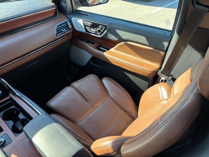 Lincoln Navigator L Vehicle Full-screen Gallery Image 16