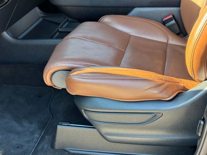Lincoln Navigator L Vehicle Full-screen Gallery Image 17