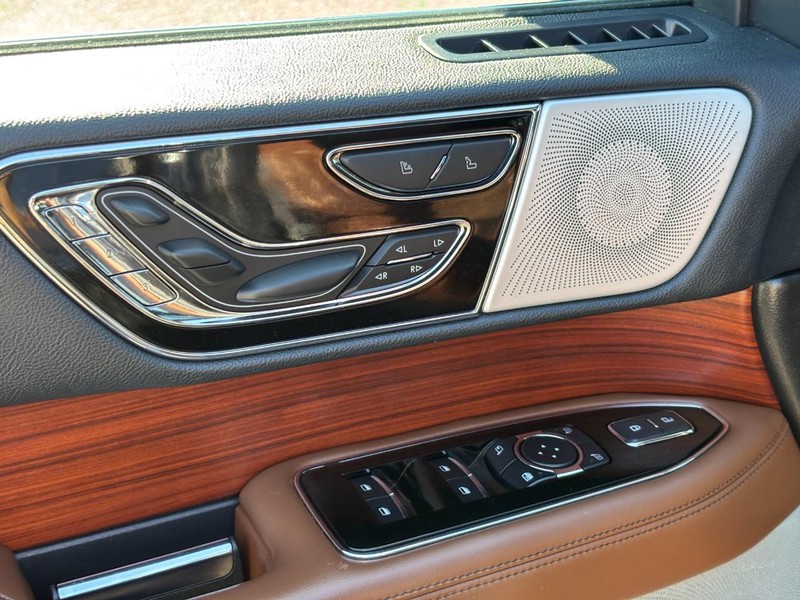 Lincoln Navigator L Vehicle Full-screen Gallery Image 18