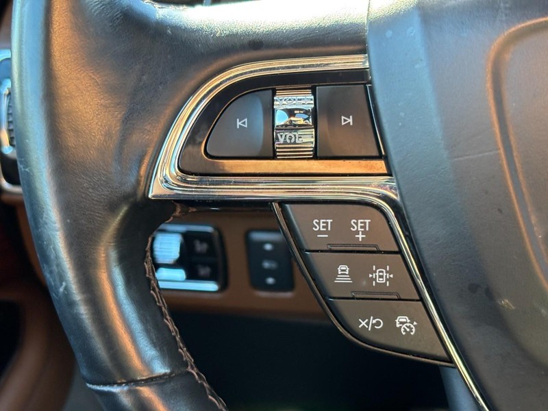 Lincoln Navigator L Vehicle Full-screen Gallery Image 19