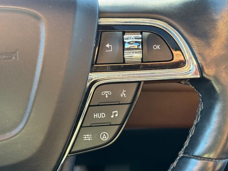 Lincoln Navigator L Vehicle Full-screen Gallery Image 20