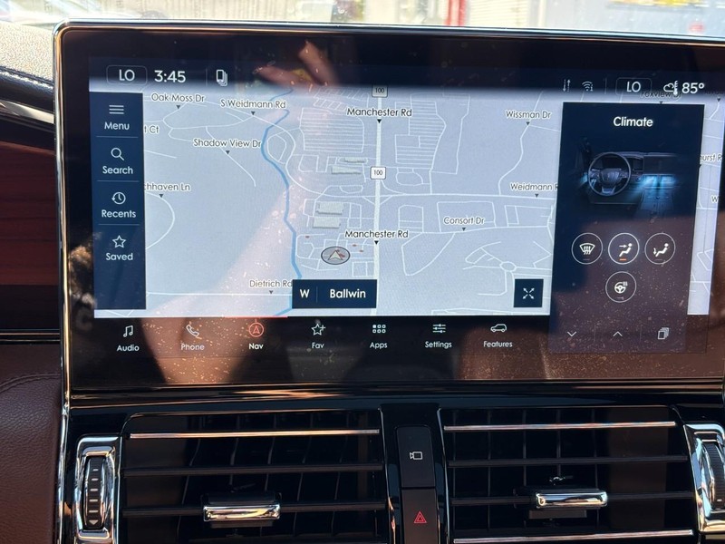 Lincoln Navigator L Vehicle Full-screen Gallery Image 22