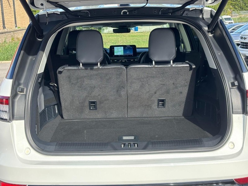 Lincoln Aviator Vehicle Full-screen Gallery Image 10