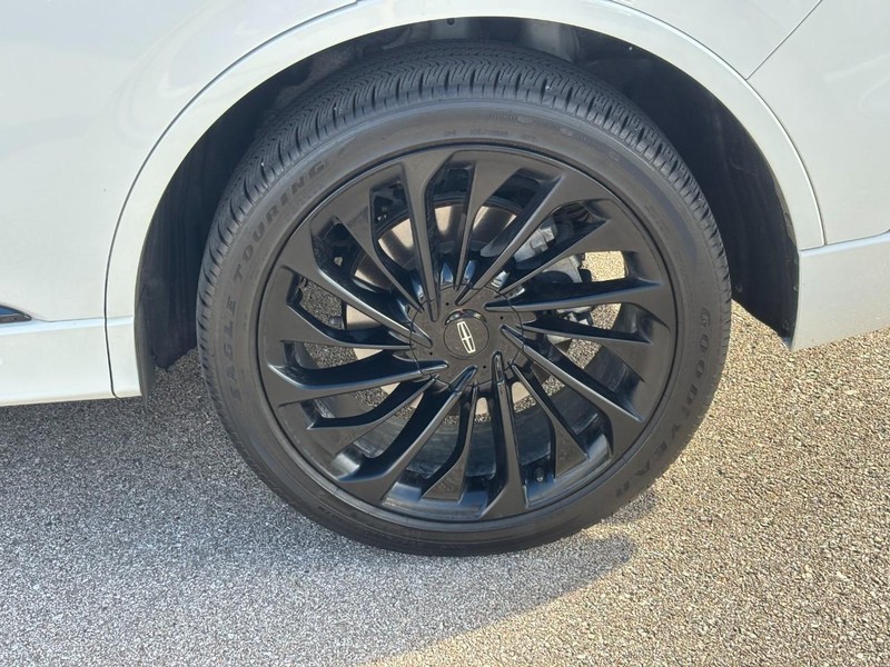 Lincoln Aviator Vehicle Full-screen Gallery Image 11