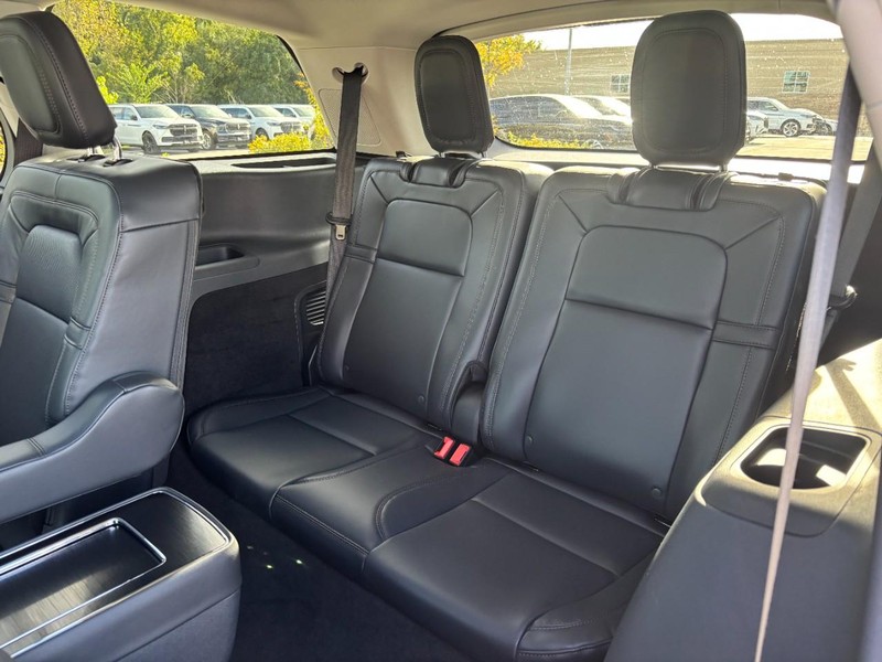 Lincoln Aviator Vehicle Full-screen Gallery Image 12