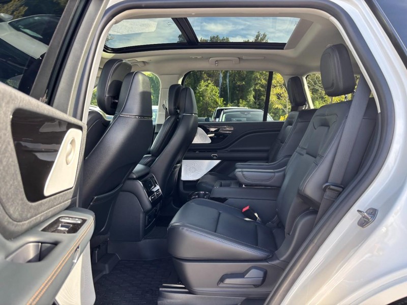 Lincoln Aviator Vehicle Full-screen Gallery Image 13