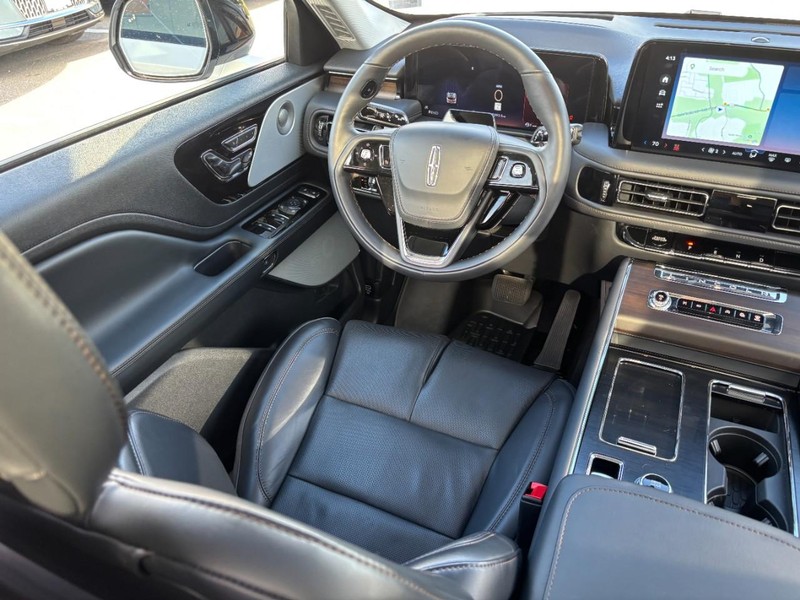 Lincoln Aviator Vehicle Full-screen Gallery Image 14