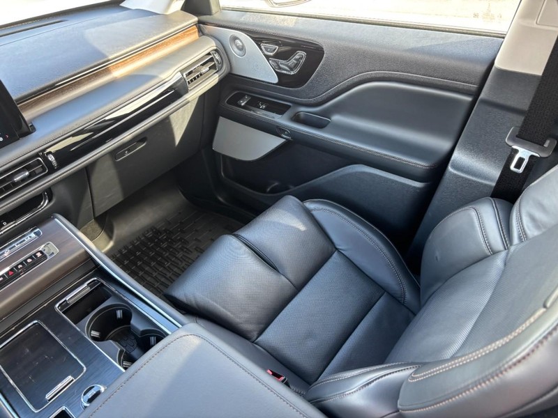 Lincoln Aviator Vehicle Full-screen Gallery Image 16