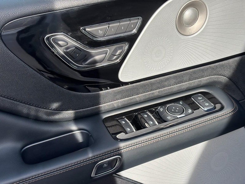 Lincoln Aviator Vehicle Full-screen Gallery Image 18