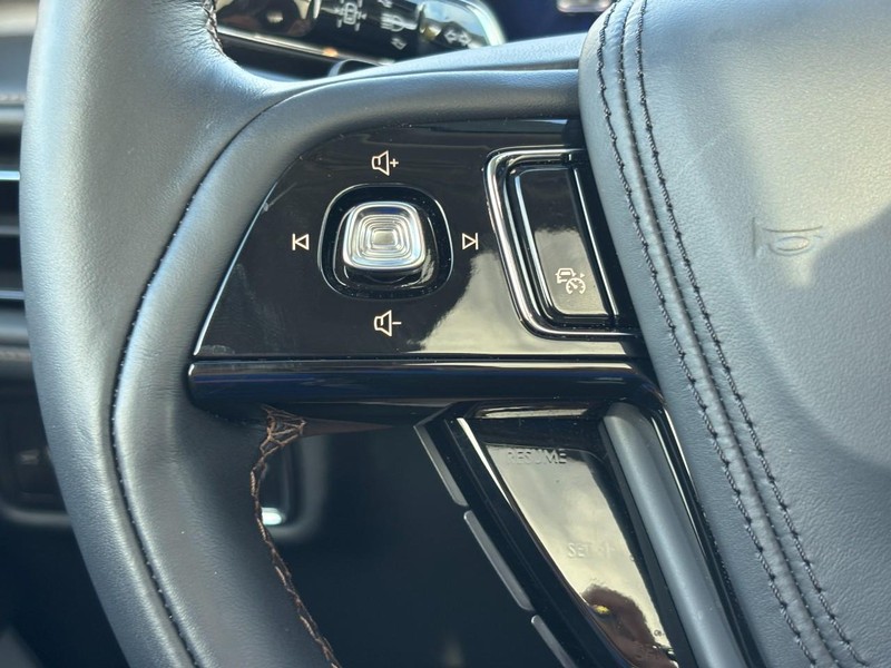 Lincoln Aviator Vehicle Full-screen Gallery Image 19