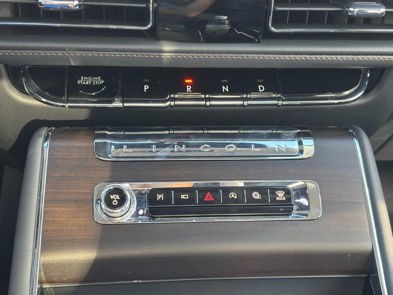 Lincoln Aviator Vehicle Full-screen Gallery Image 25