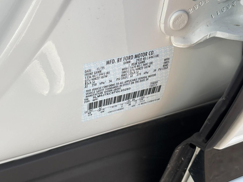 Lincoln Aviator Vehicle Full-screen Gallery Image 26