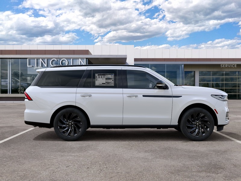 Lincoln Navigator Vehicle Full-screen Gallery Image 05