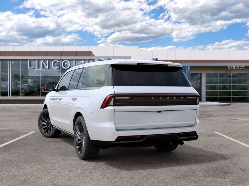 Lincoln Navigator Vehicle Full-screen Gallery Image 09