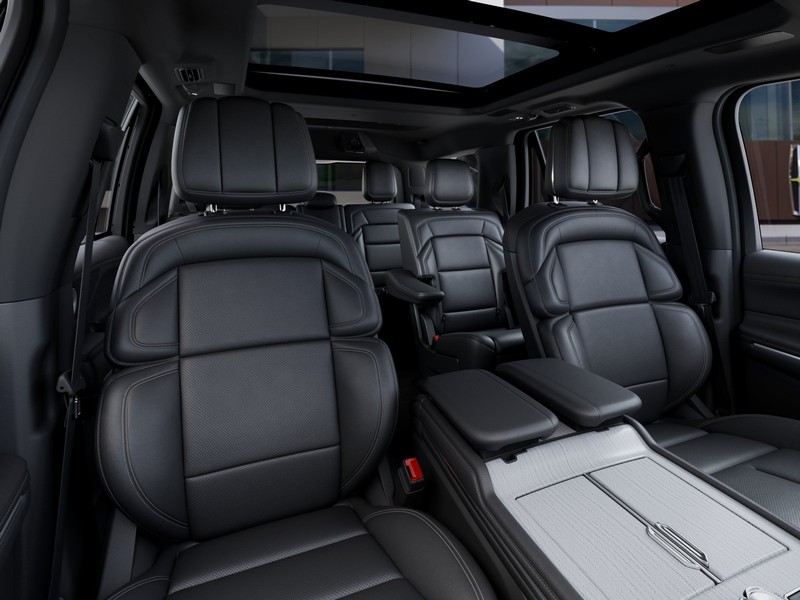 Lincoln Navigator Vehicle Full-screen Gallery Image 11