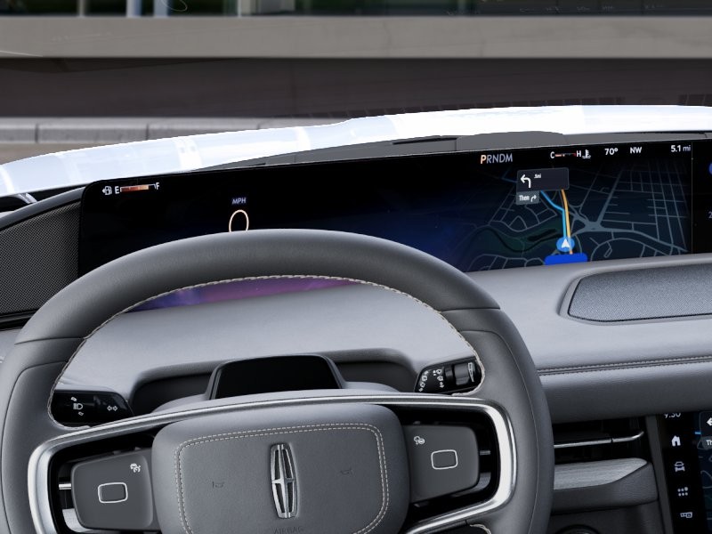 Lincoln Navigator Vehicle Full-screen Gallery Image 14