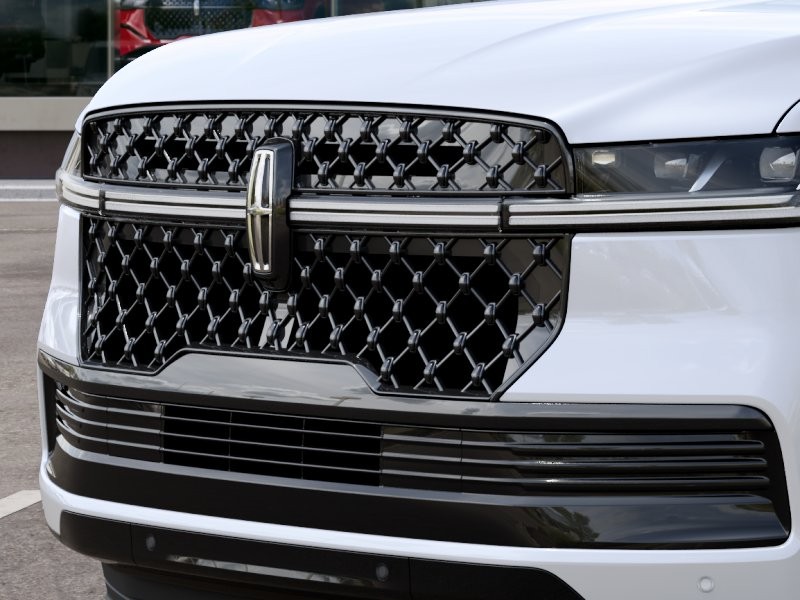 Lincoln Navigator Vehicle Full-screen Gallery Image 18