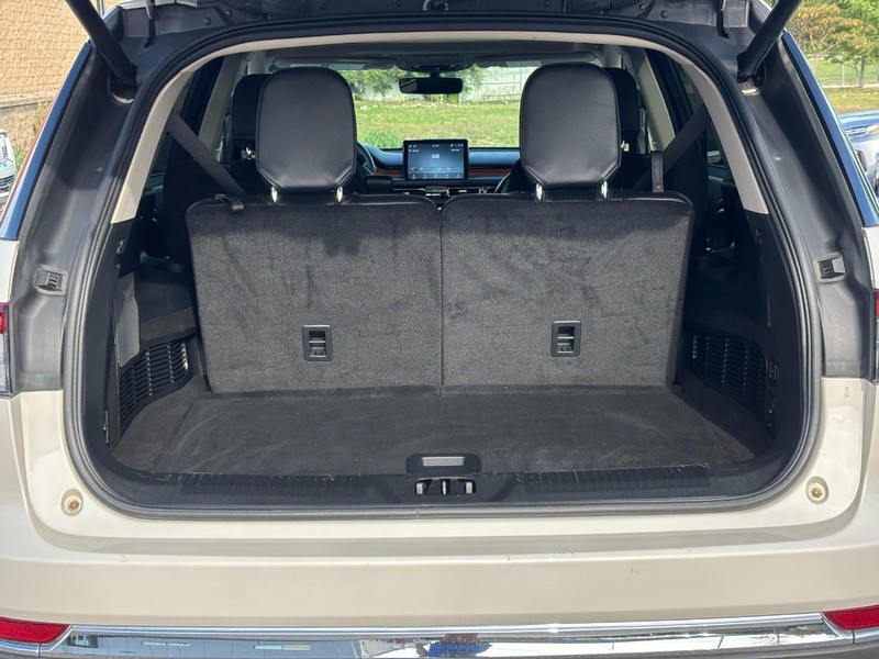 Lincoln Aviator Vehicle Full-screen Gallery Image 10