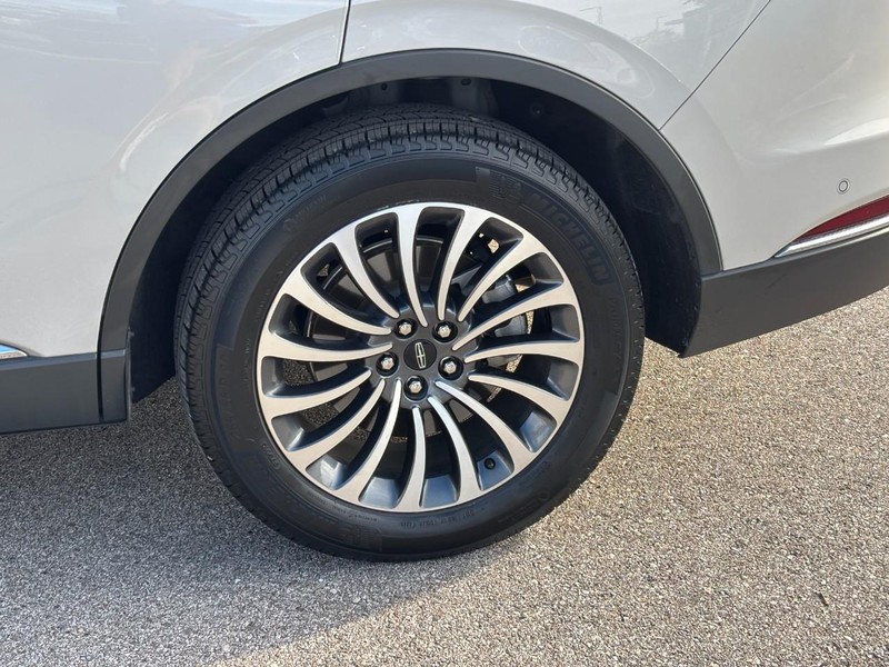 Lincoln Aviator Vehicle Full-screen Gallery Image 11