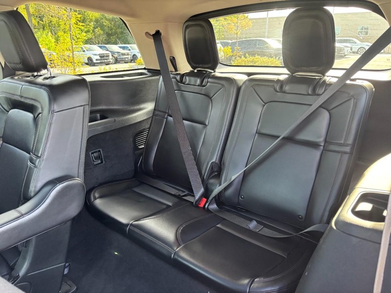 Lincoln Aviator Vehicle Full-screen Gallery Image 12