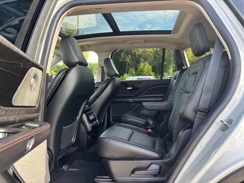 Lincoln Aviator Vehicle Full-screen Gallery Image 13