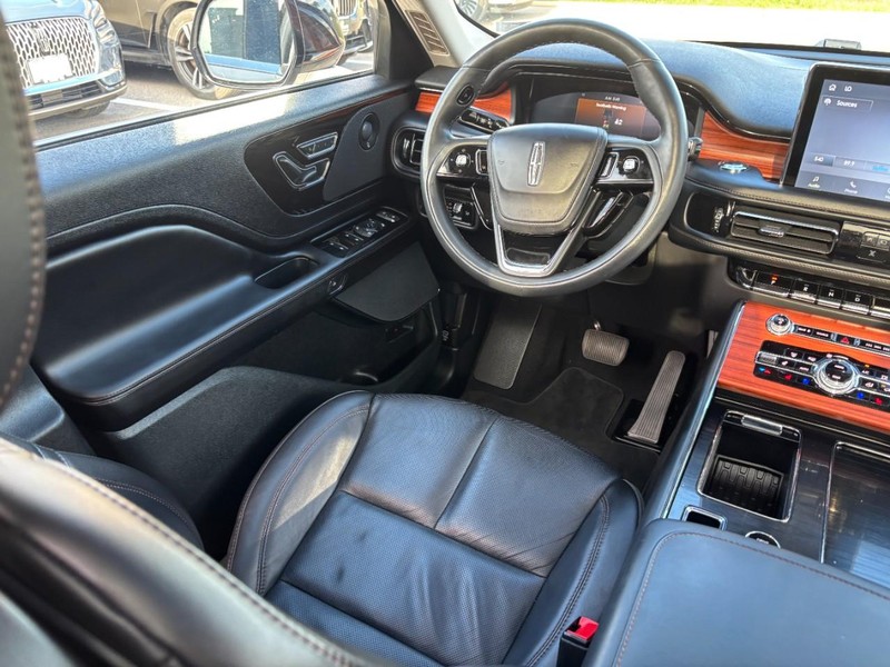 Lincoln Aviator Vehicle Full-screen Gallery Image 14