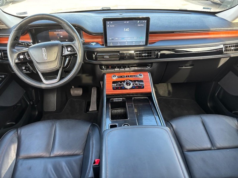 Lincoln Aviator Vehicle Full-screen Gallery Image 15
