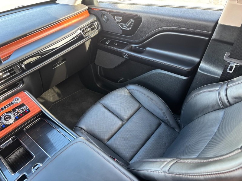 Lincoln Aviator Vehicle Full-screen Gallery Image 16